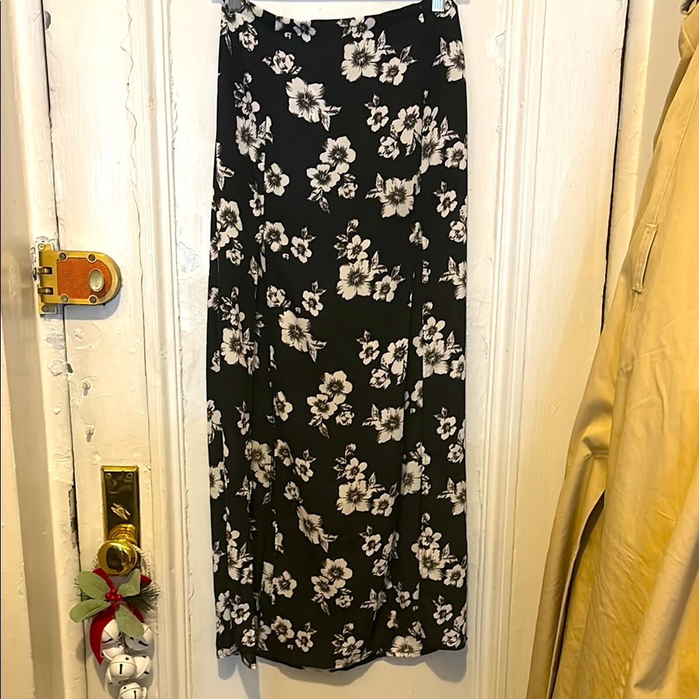 Forever 21 Floral Black and White Women's Skirt XS